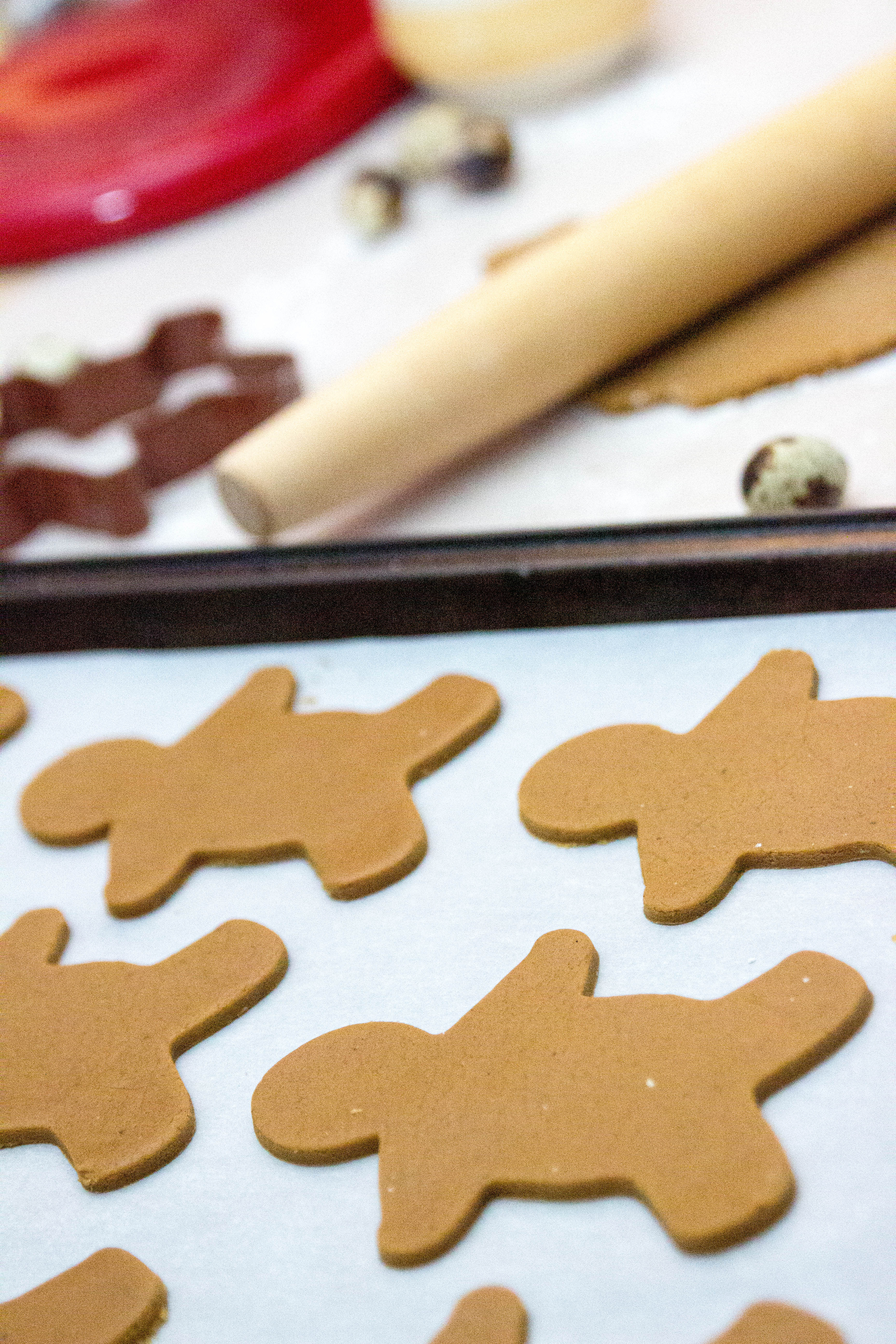 gingerbread man cookies on tray