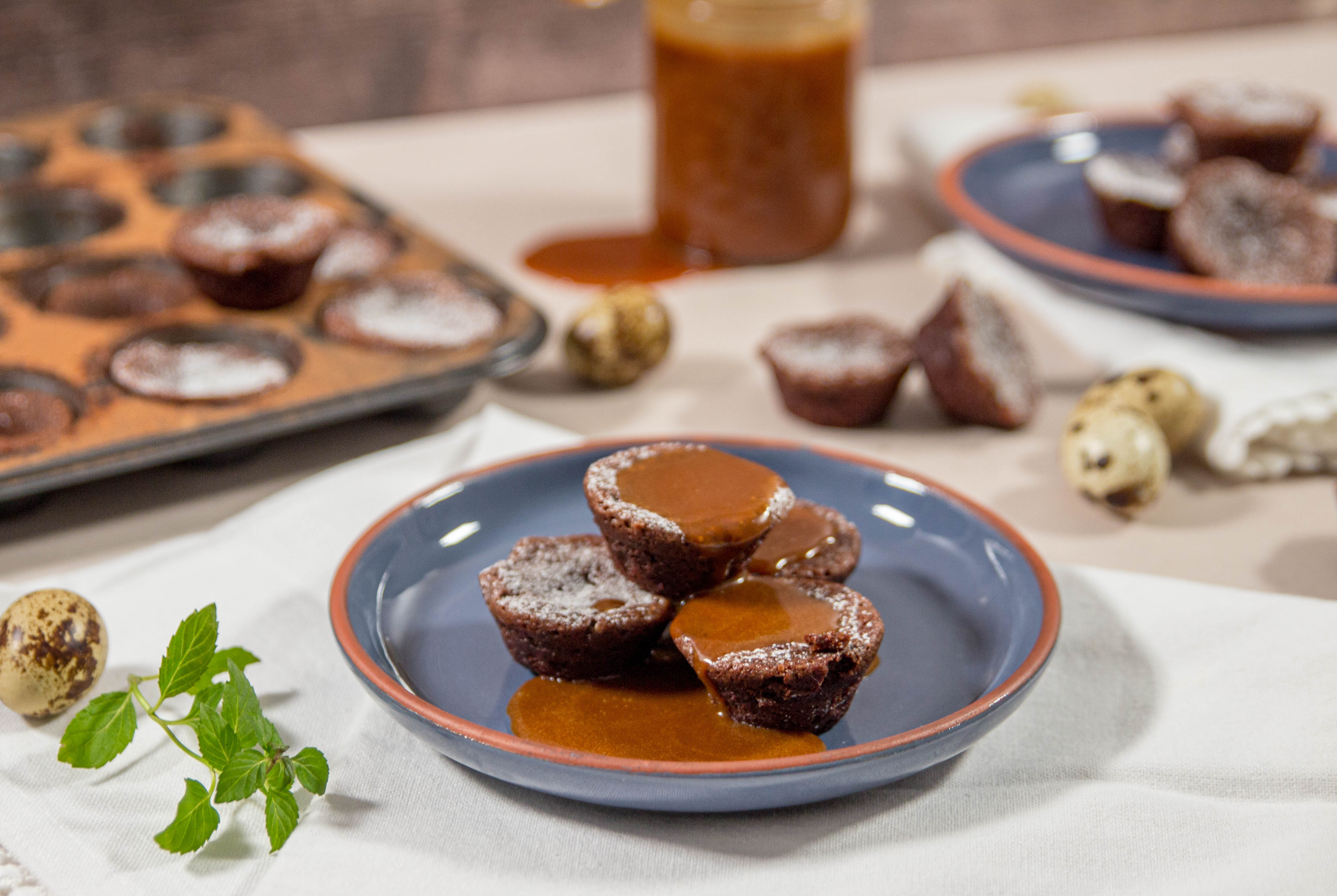 mini brownies with caramel sauce