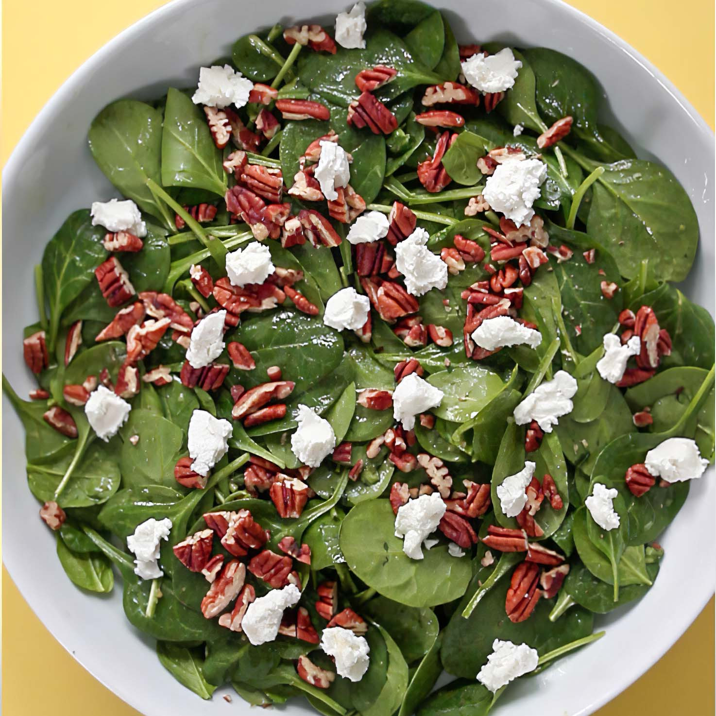 Salad with cheese and pecans